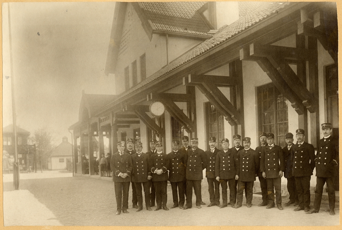 Spånga 1914.
Stationsmästare Måns Nilsson nr 8 från vänster