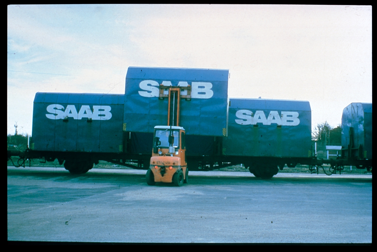 SAAB-containrar på godståg.