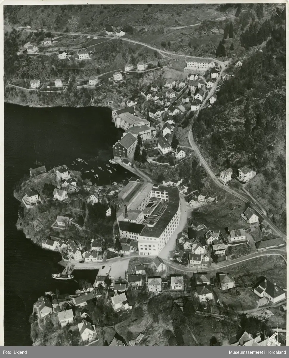 Oversiktsbilete av Salhus utanfor Bergen, ca. 1950. Salhus Væverier midt i biletet, Salhus Tricotagefabrik bak denne.