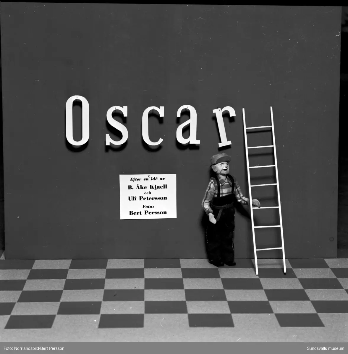 Bildserie om SCA:s seriefigur Oscar som råkar illa ut i en arbetsplatsolycka.