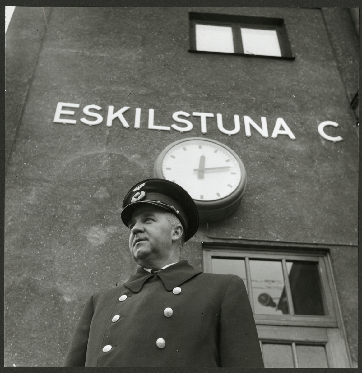 Stins Gustaf Blom framför Eskilstuna C stationshus.