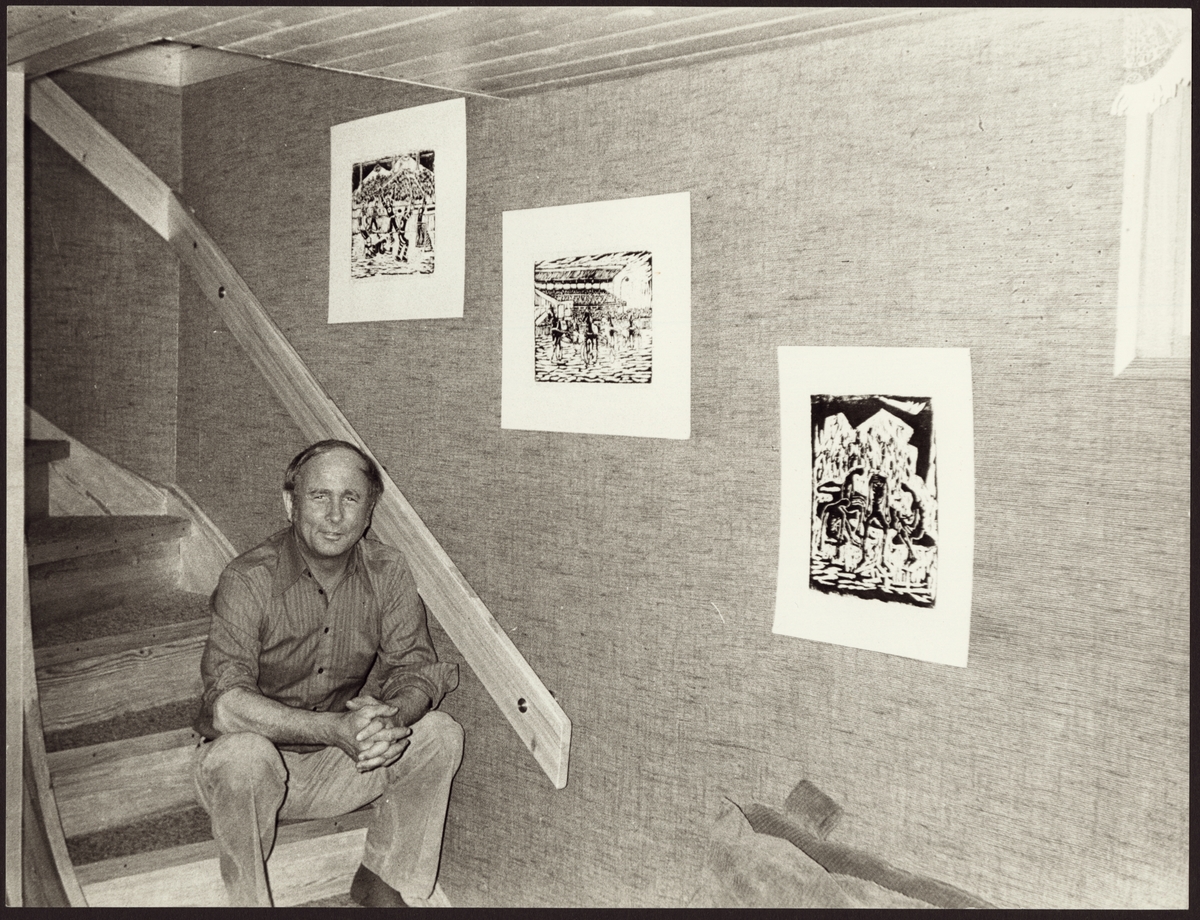 Svetsaren Carl-Otto Dahlén visar upp fler av sina tavlor.
Foto Stig Söderlind
