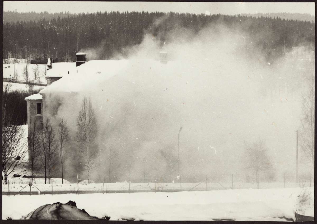 Misslyckad sprängning av den före detta stinsbostaden i Grängesberg. På bilden döljs huset i röken från explosionen.
Bild 4 i en bildserie med tillhörande reportage av Ragnar Eriksson.