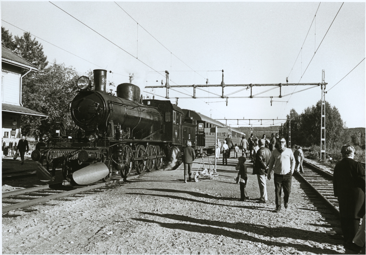 Statens Järnvägar, SJ E 936 med persontåg på Hybo station.