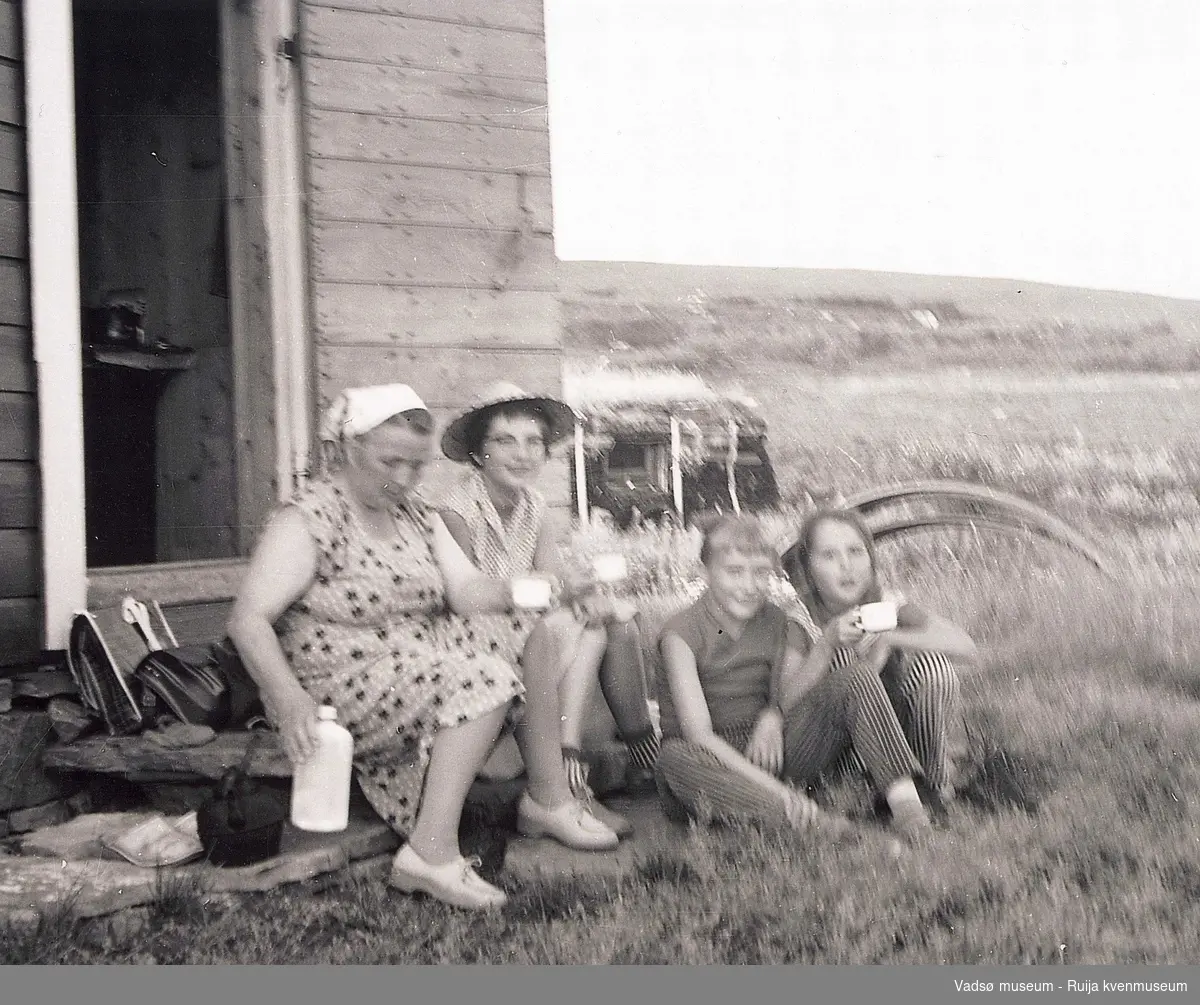 Kaffe ved hytteveggen til Vinikkahytta. Johanna Gallavara, Åse Gallavara, Aslaug Strige og Else Gallavara. Ca 1950-tallet
