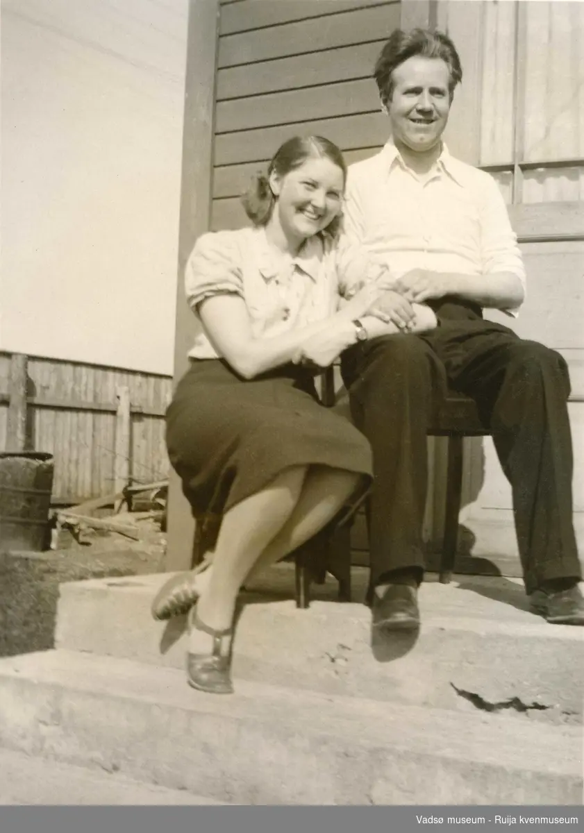 Anny og Gottfred Pedersen på trappa sommer 1939.