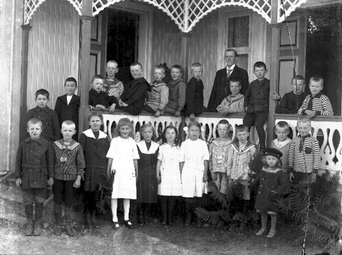 Folkskollärare Gustaf Zidén med skolbarn på verandan till Björstorps skola.