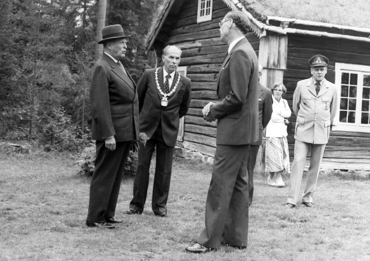 Kong Olav V på Glomdalsmuseet sammen med Ivar Skre og ordfører Markvard Bækken.