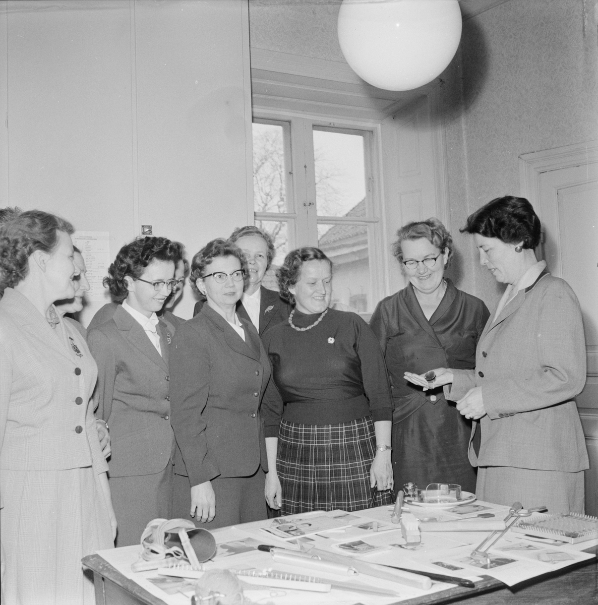 Röda Korset - kvinnor vid ett bord med tekniska hjälpmedel, Uppsala 1959