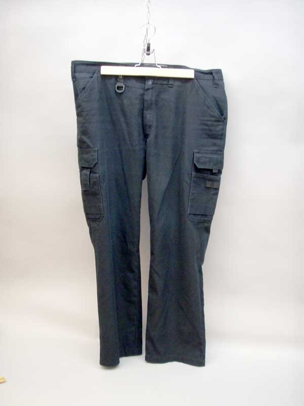 Svarta byxor av jeanstyp i storlek D 108. Linning med hällor, gylf med dragkedja och metallknapp. Två fickor fram, två benfickor, två bakfickor med lock och kardborreband.