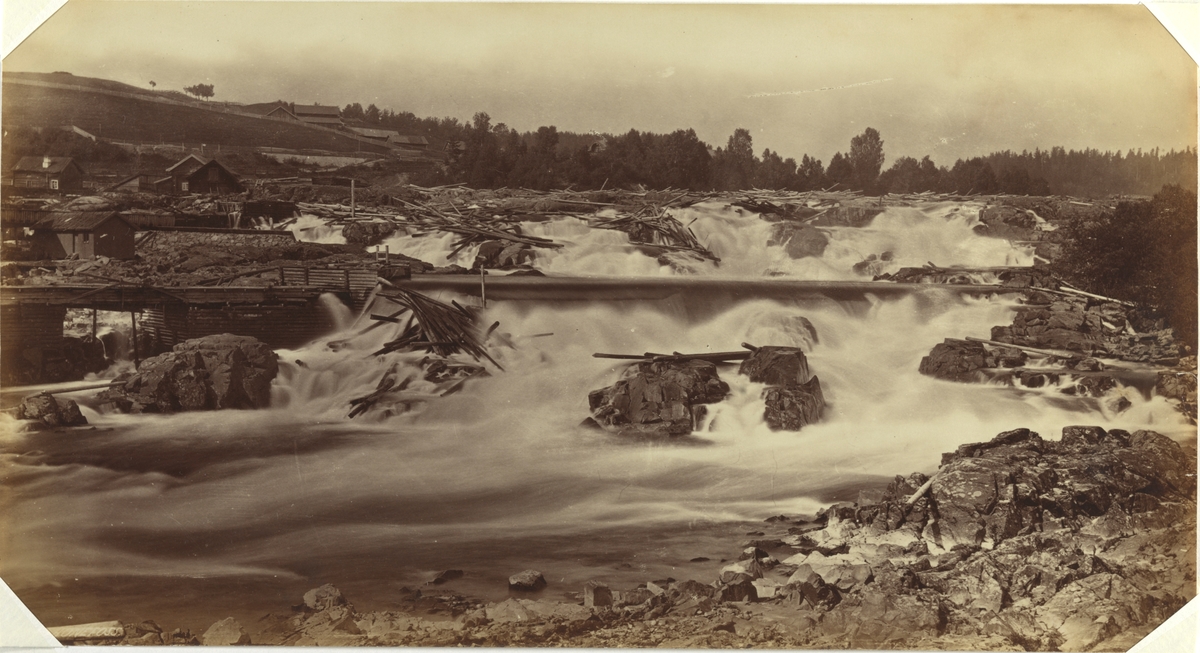Tømmerfløting i Hønefossen, Hønefoss. Fotografert mellom 1870 og 1886.