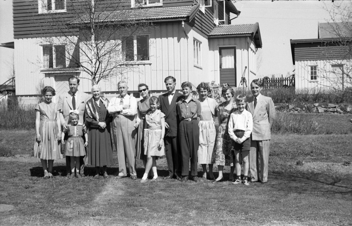 Fire bilder av Boye og Petra Høverstad (nr. fire og fem fra høyre på bilde en og to), omgitt av barn, svigerbarn og barnebarn. Bildene er tatt i hagen til Høverstads eiendom Heimen mellom Lillo og Lena, mai/juni 1955.
Personene er (regnet fra venstre på bilde nr. 1): Kari Vibeke Jemer (datter av Margot Høverstad fra hennes første ekteskap), Toril Lindflaten (barnebarn), Hans Andreas Lindflaten (svigersønn), Tordis Lindflaten (datter) med dattera Kari foran seg, Karen Lundsten, Ragnar Lundsten (barnebarn), Ivar Lundsten (svigersønn), Petra og Boye Høverstad, Margot Høverstad (svigerdatter f.Strand), Torgeir Høverstad (sønn), og Terje Høverstad (barnebarn).