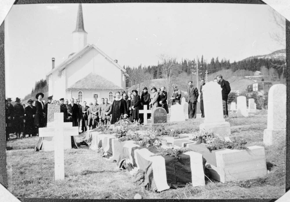 Begravelse med folkemengde. Norske flagg på kistene. Trolig Grong Kirke. Ukjent anledning.