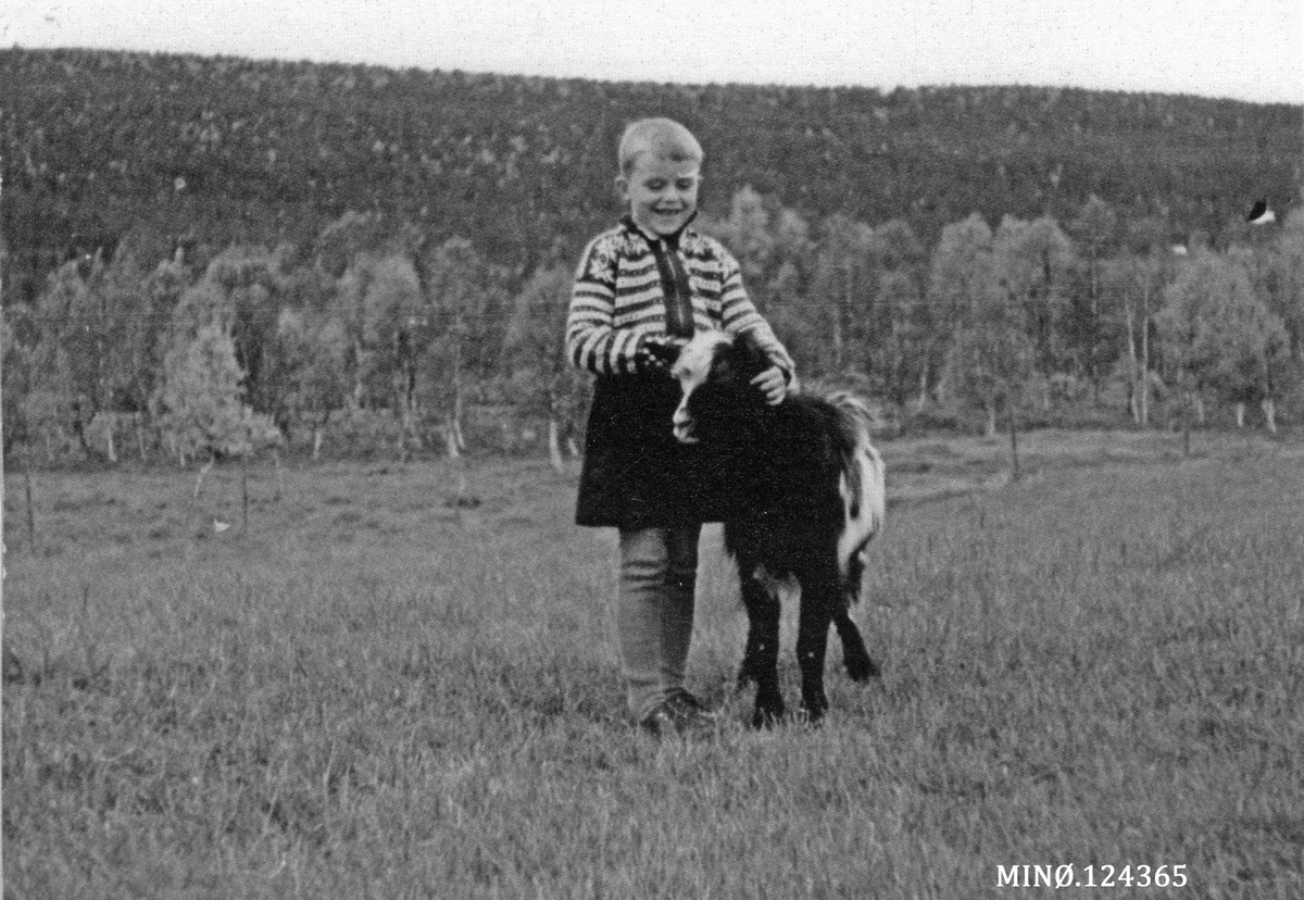Arne Sæteren f. 1948, og bukken hans