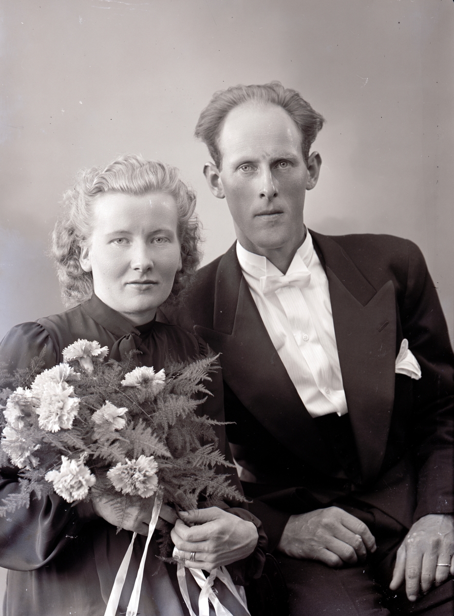 Enligt fotografens journal nr 6 1930-1943: "Markusson, Sixten Ucklum brudpar".