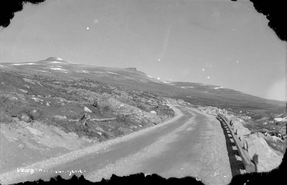 (Fotograf) :  Johnsen, Sigvald 
Fra:  1950 Til:  1955 
Trolig fra sørlige del av Saltfjellet. Bildet tatt mot nord-nordvest, kanskje fra et punkt på gamle E 6 14-1500 m nord for der den krysser jernbanen. Den spisse tinden ca. midt på bildet kan være Bolnatinden.