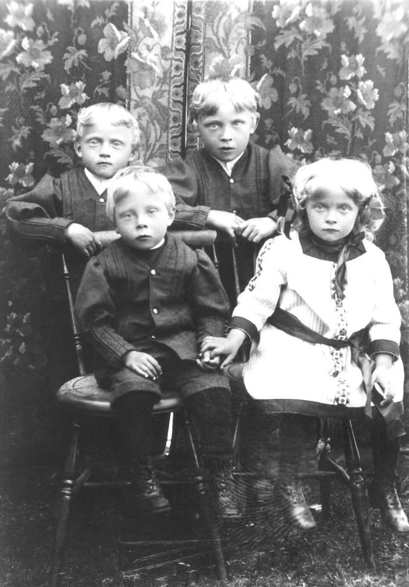 Stående fra venstre:
Hermann Heitmann, f. 1908
Erling Heitmann, f. 1903
Karl Heitmann, f. 1907.
Danielle Heitmann, f. 1907.
Alle Skaland.