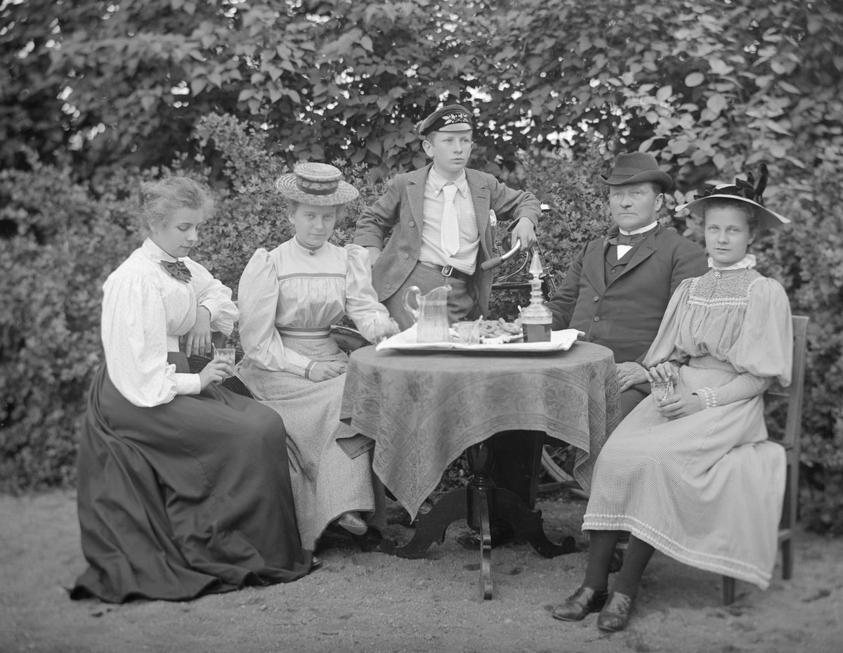 Carl Eriksson har samlat sina fyra yngsta barn för en fikastund i trädgården till kyrkoherdebostället i Västra Ryd. Bostället disponerar han i egenskap av socknens kyrkliga ledare. Tiden är omkring 1890.