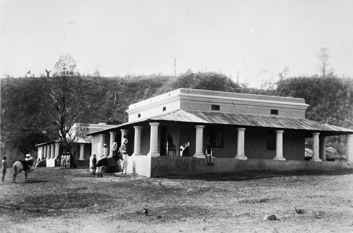 Nya boningshus vid Dechourie, byggda år 1863 av J. Ramsay.