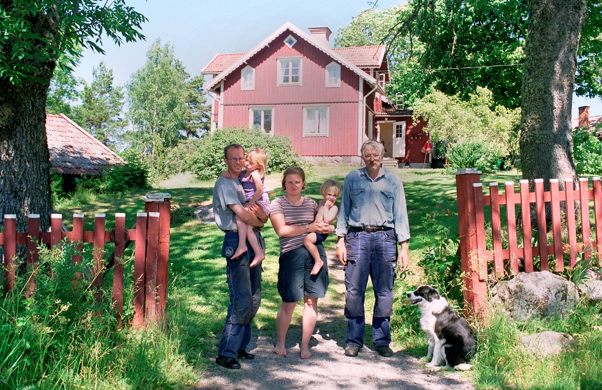 Två generationer jordbrukare på Hjälmö, Värmdö socken, Uppland 2002