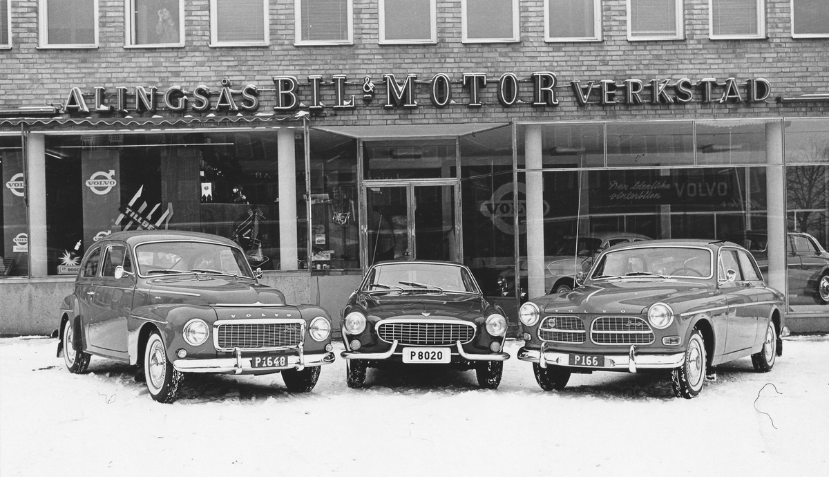 Tre bilar står i snön utanför "Alingsås Bil och Motorverkstad" vid Göteborgsvägen.