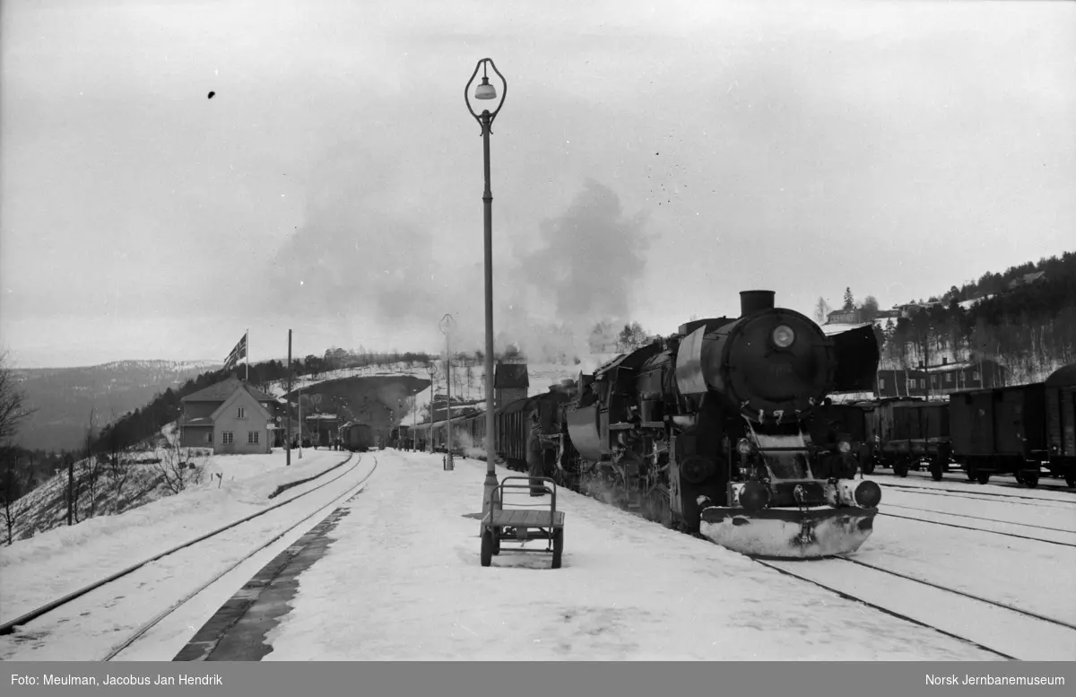Damplokomotiv type 63a nr. 6412 og damplok type 26c med dagtoget fra Trondheim til Oslo Ø over Dovre, tog 402, på Dombås stasjon.
