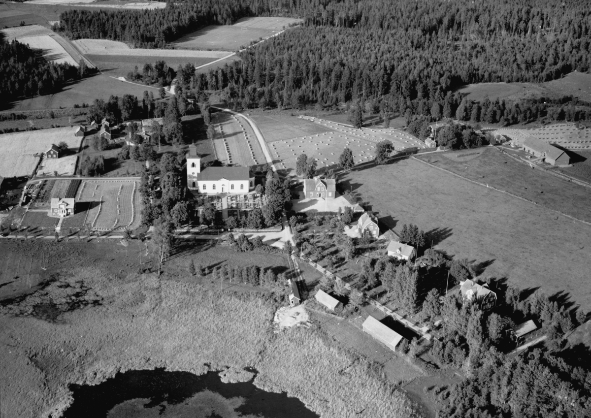 Flygfoto över Barkeryds kyrka i Nässjö kommun. Nr M 1010.