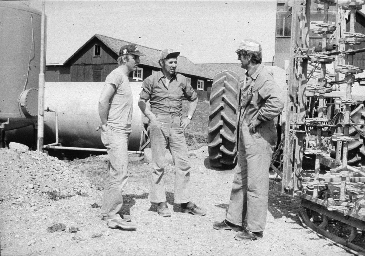 Traktorförarna Folke Sundnäs och Stig Ahlin samtalar med agronom Olle Hakelius, Hacksta gård, Enköpings-Näs socken, Uppland maj 1981