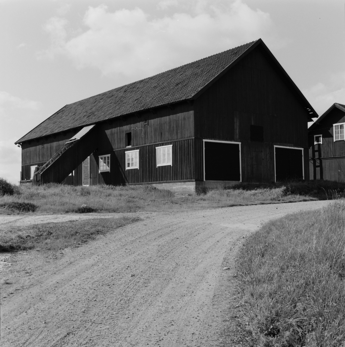 Det gamla stallet används som förrådsbyggnad, Hacksta gård, Enköpings-Näs socken, Uppland september 1981