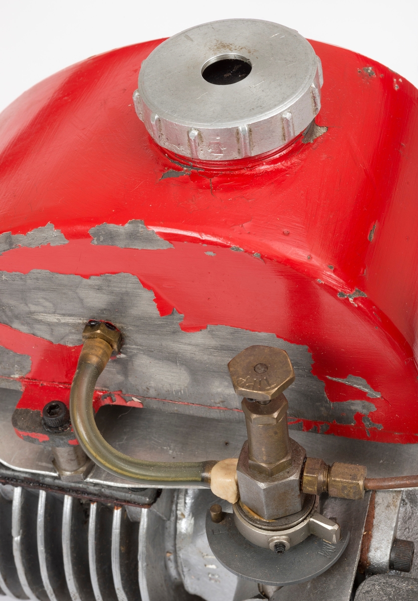 Motorsag av merket "Bamse".  Denne sagtypen er norskprodusert.  Den ble konstruert av Rasmus Wiig og lansert av Den norske sagbladfabrikk i 1953.  Motoren er omsluttet av ei ramme, sammensveist av jernrør.  Disse rørene er 2, 2 centimeter i diameter.  Ramma er rødlakkert.  Bak tennpluggen har den et rødt plasthandtak.  Bensintanken, som er festete oppå motoren, er også rødlakker.  På høyre side av bensintanken er det ei messingpumpe for bensin.  Motorhastigheten reguleres ved hjelp av en hendel under denne pumpa.  Saga har ingen clutch.  Den stanses ved hjelp av en trykknapp til venstre for bensintanken.  Saga har et cirka 45 centimeter langt sverd uten trinse på sverdspissen.  Luftfilteret er festet like til venstre for sverdfestet.  Kjedet strammes ved hjelp av et skruesystem på utsida av sverddekselet.  Motoren har liggende sylinder.  Mellom sylinderen og starthusdekselet er det ei vifte.  Vifta drives ved hjelp av ei drivreim som trekkes av svinghjulet.  Svinghjulet er lagd av messig og har en påstemplet inskripsjon: "HALDEX AB MADE IN SWEEDEN".  Saga ble levert til museet med handbok og verktøymappe.

[For mer informasjon om SJF.06508, hør på vedlagt lydfil under fanen "Referanser til filer".]