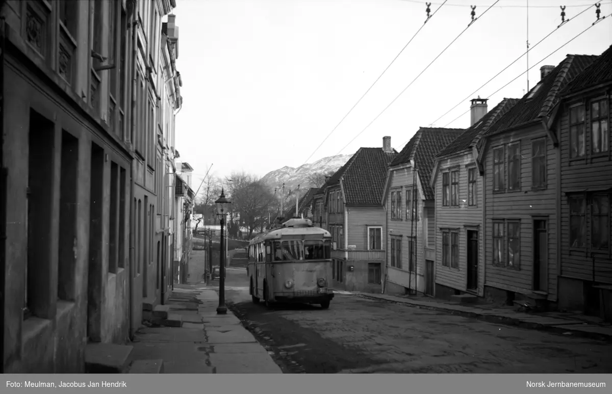 Bergen Sporveier trolleybuss i rute 5 i Øvre Sandviksvei
