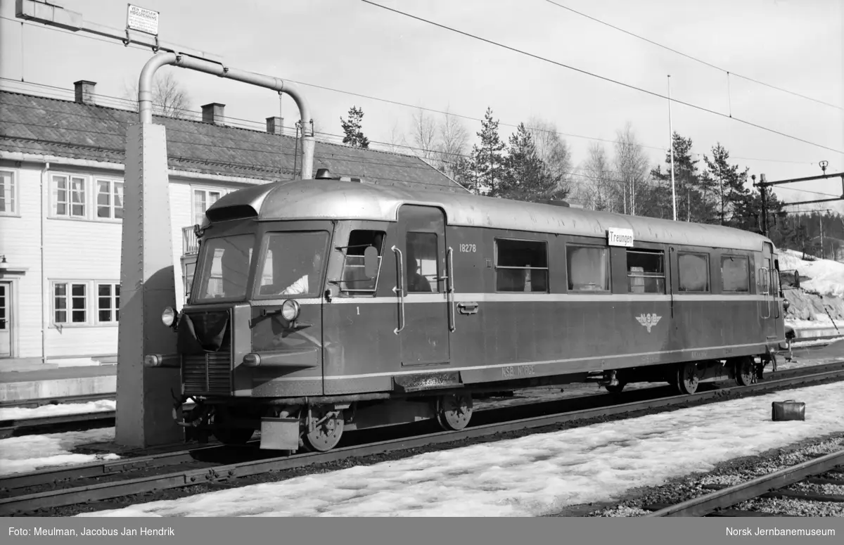 Motorvogn type 7 nr. 18278 (senere Bmdo 87 78) med persontog til Treungen på Nelaug stasjon.