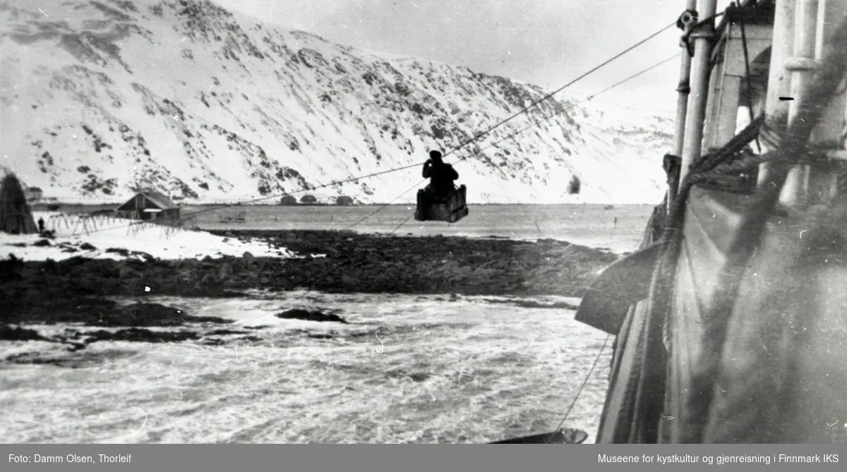 Nordvågen. Det russiske skipet "Krasnoe Snaimia" (Rødt flagg) grundstøtet ved Nordvågholmen. Januar 1927.