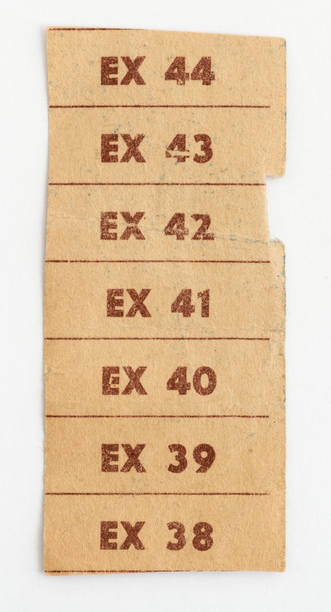 Tre deler av rasjoneringskort utstedt på Ivar Stenseth, Hernes. To av kortene er merket "Skogsarbeiderkort". 
Et kort gjelder for tiden fra 28. august til 8. oktober 1950. Det andre kortet gjelder for tiden 7. november 1949 til 18. desember 1949. Den tredje delen er en strimmel merket EX 38-EX 44. Det ble i perioder utstedt ekstra rasjoneringskort, tilleggskort, til skogsarbeidere på grunn det fysisk krevende arbeidet. Rasjoneringen av matvarer og en rekke andre forbruksvarer som ble innført under andre verdenskrig ble videreført av norske myndigheter i de førte etterkrigsårene. 

[For opplysninger om rasjoneringskort generelt, se henvisning i referanserubrikken til artikkel på nettstedet wikipedia. no]
