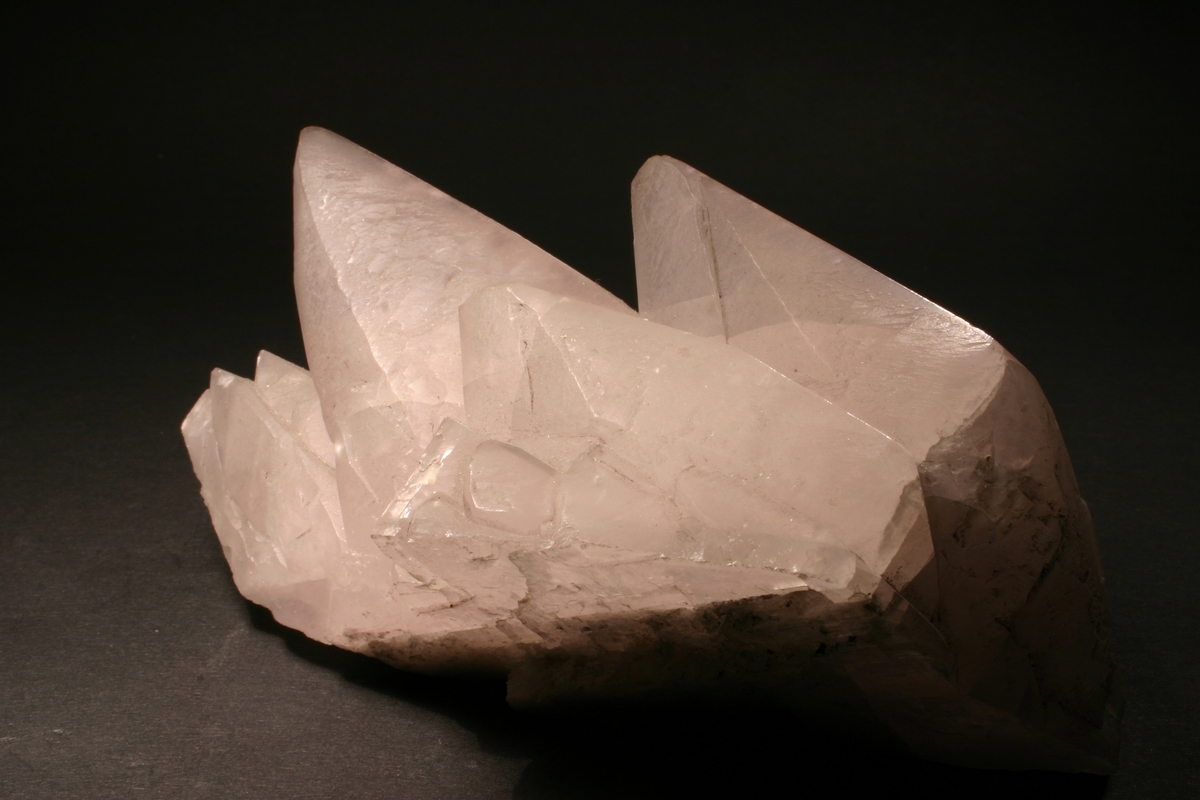 Skalenoedre, krystaller 6 cm
Vekt: 427,07 g
Størrelse: 12 x 7 x 5 cm