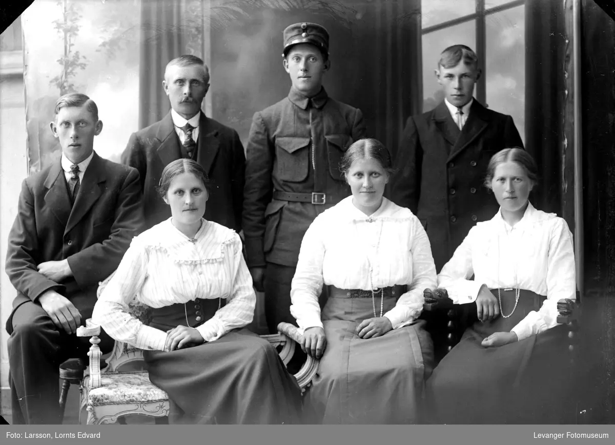 Gruppebilde av Ivar Skjesol, Anton Bernhard Undlien med tre søstre, Kristianne, Minda og Petra Undlien, Åsen
