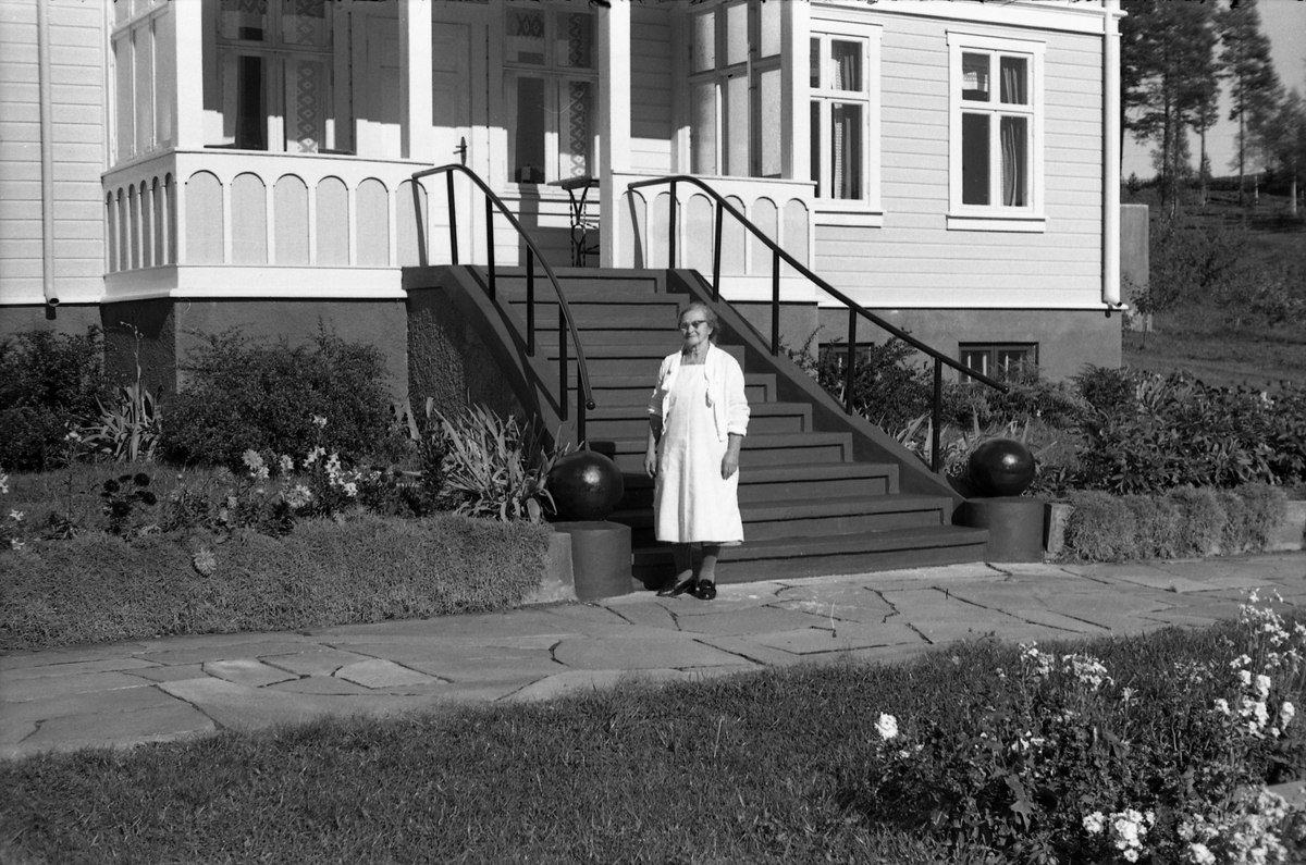 To bilder fra Sole på Vennevold, Østre Toten. Bildene er tatt ved inngangen fra hagesid. Personen som står foran trappa er ganske sikkert Thora Sangnes. Hun var mor til Thorleif Sangnes.