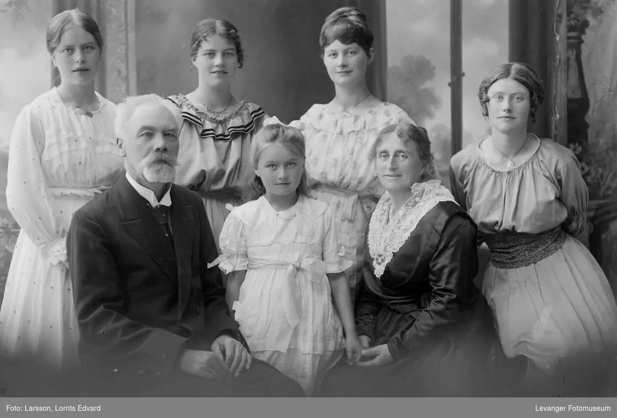 Gruppebilde av sogneprest Erik Veel og Anna Benedicte Bendichsens familie, Stiklestad i Verdal
