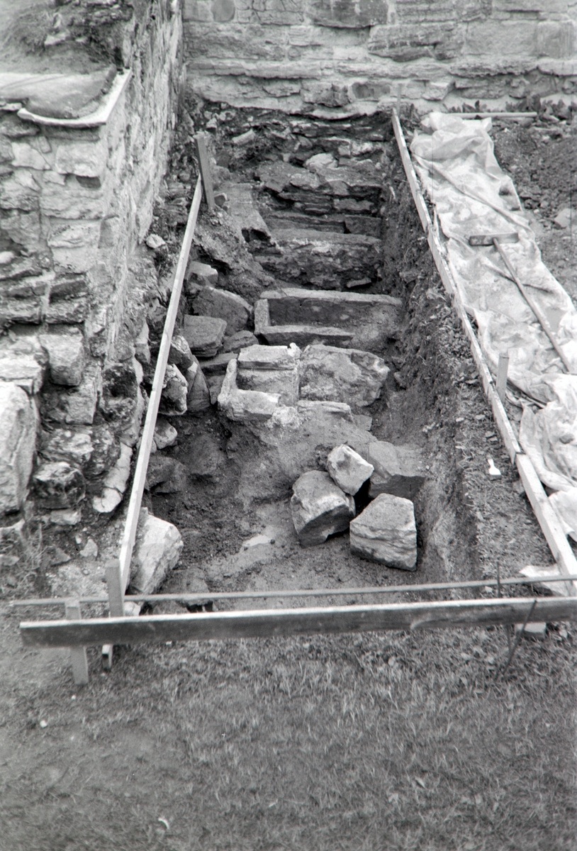 Domkirkeruinen, arkeologisk undersøkelse i nordre tverrskip i 1970. Oversikt over utgravningsfeltet.
