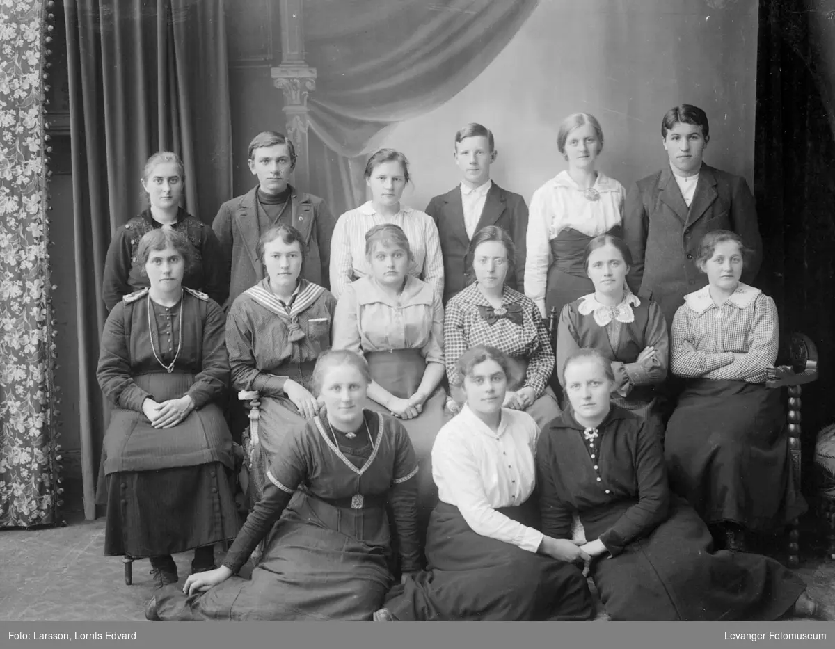 Gruppebilde av elever på vinterkurs på Bakketun i 1916-1917