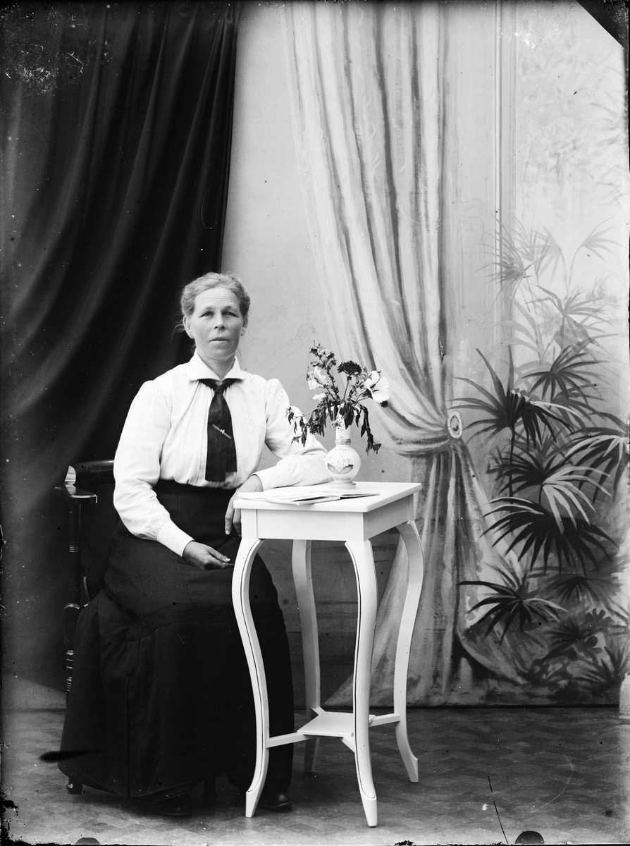 Ateljéporträtt - kvinna, Alunda, Uppland
