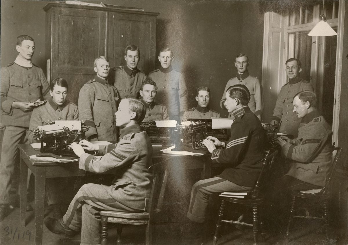 Bildtext: "Maskinskrivningskursen för furirer 1919."