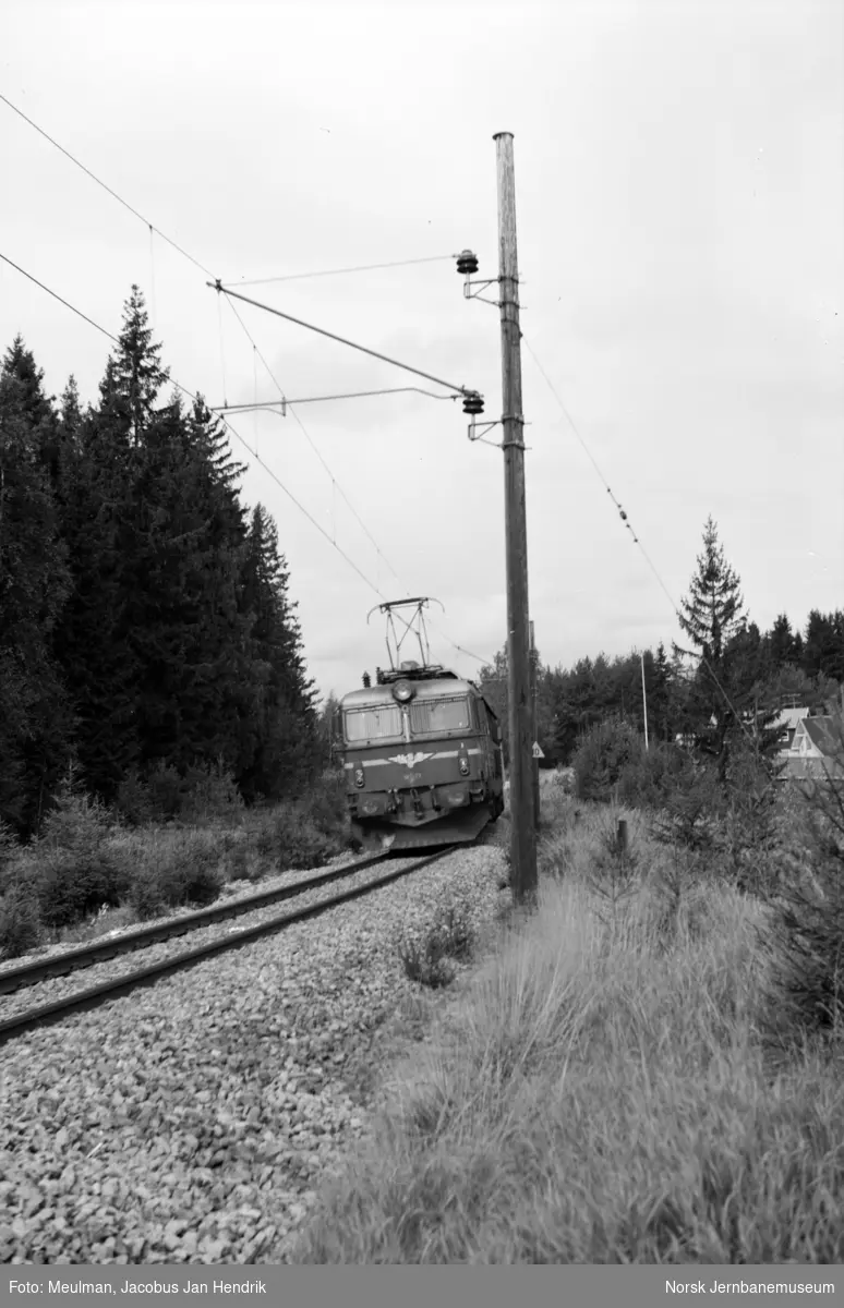Måling av skinnespenning i kurve med radius 500 meter ved 112 km/t. Elektrisk lokomotiv type El 14 nr. 2177 og El 17 (skjult).
