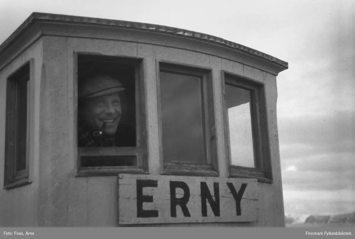 Honningsvåg, mai 1946. Gjenreisning er i gang i Finnmark. Distriksarkitekt Gunnar Fjermeros ombord på en fiskebåt "Erny".
