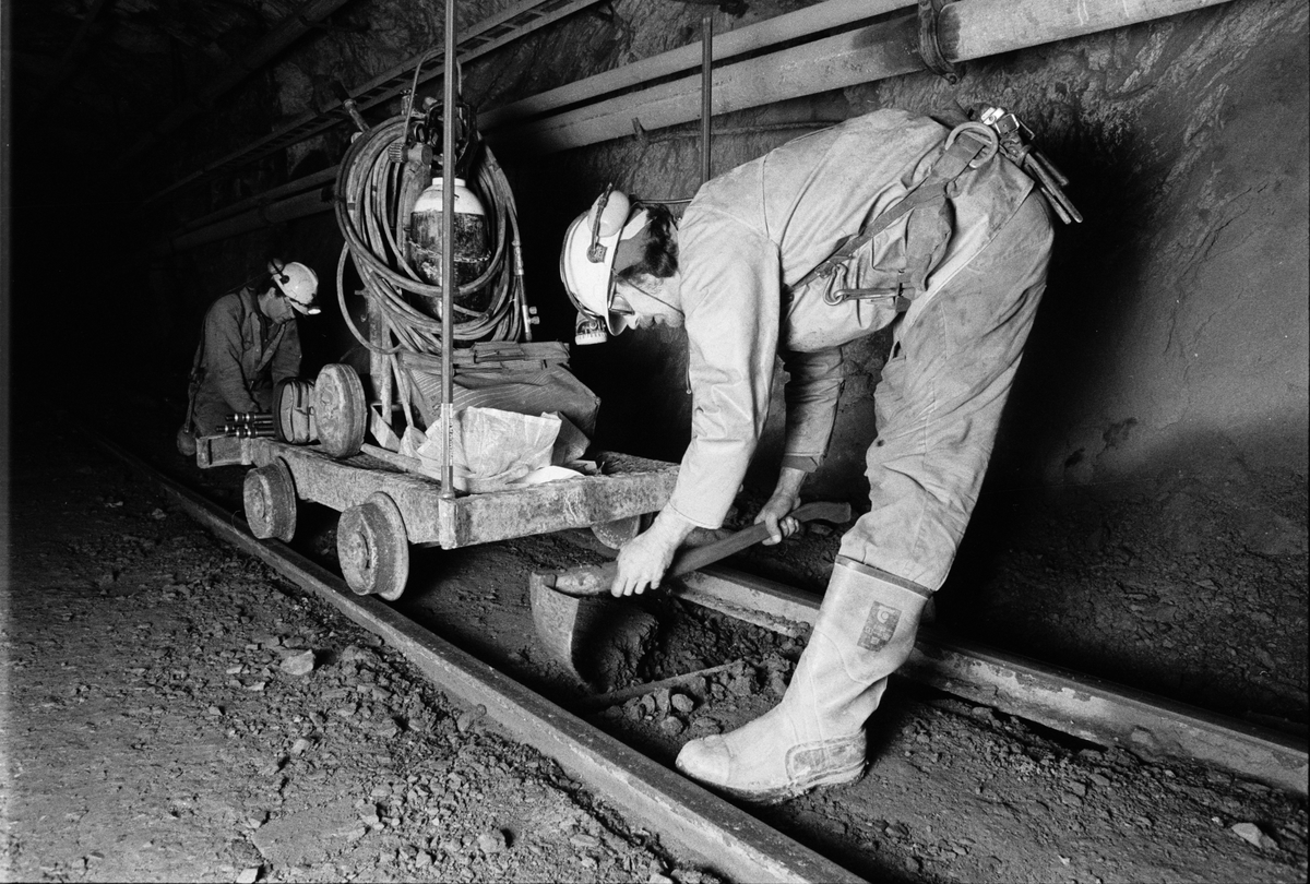 Gruvbyggarna Björn Karberg och Tomasz Stoltz reparerar räls, 350-metersnivån, gruvan under jord, Dannemora Gruvor AB, Dannemora, Uppland oktober 1991