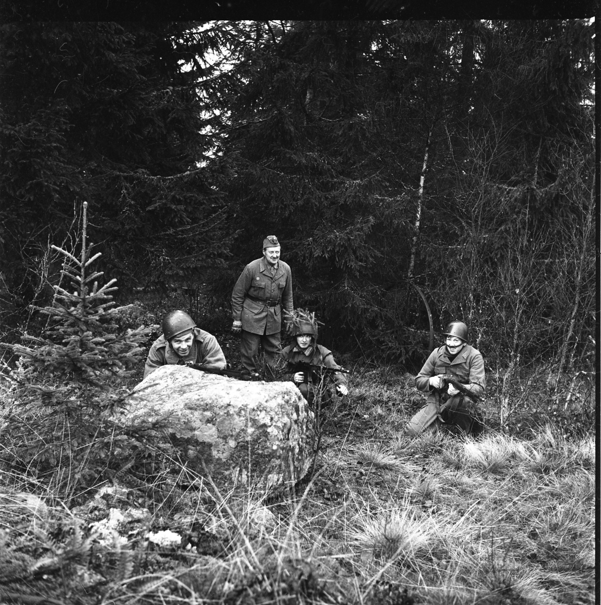 Troligen hemvärnsövning. Hukad bakom stenen till vänster är Birger Enehed och befälet i bakgrunden är Knut Linnér.