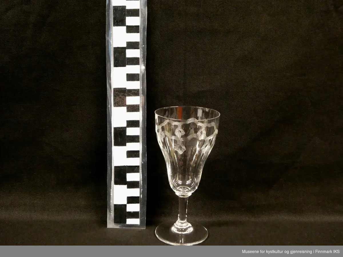 Glassene er ulike i størrelse med graverte mønster øverst på glassene.