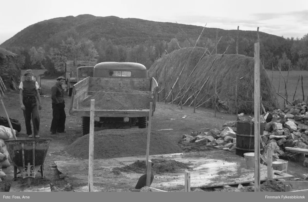 Gjenreisningsarbeid foregår i Tanadalen, august-september 1946.