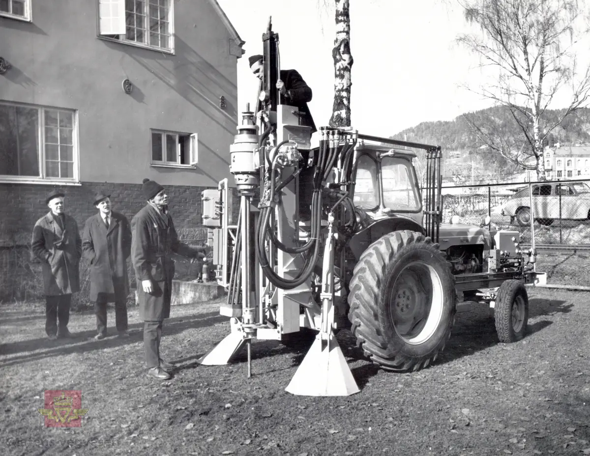 Sonderingsutstyr på traktor. Bildet tatt hos Norsk Hydro på Notodden våren 1967.