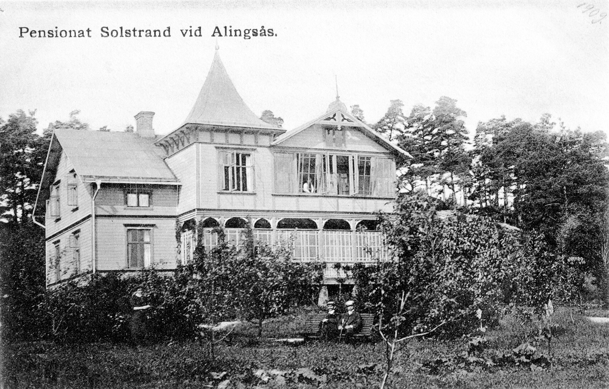 Vykort med motiv från pensionat Solstrand vid Solstrandsvägen i Alingsås. Byggnaden blev sedan till ett barnhem och revs 1978.